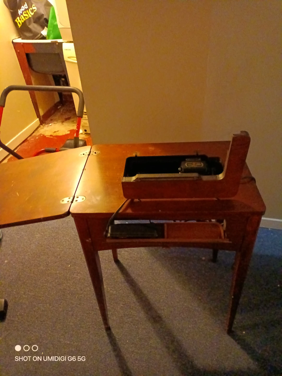 Singer Sewing Machine with Wooden Cabinet - photo 2