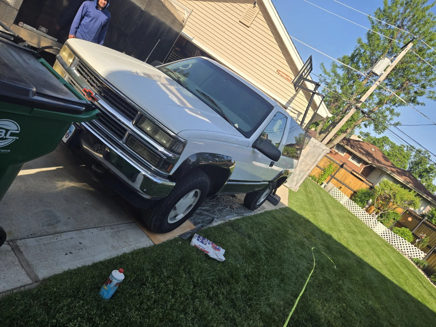 White Chevrolet Tahoe - photo 2