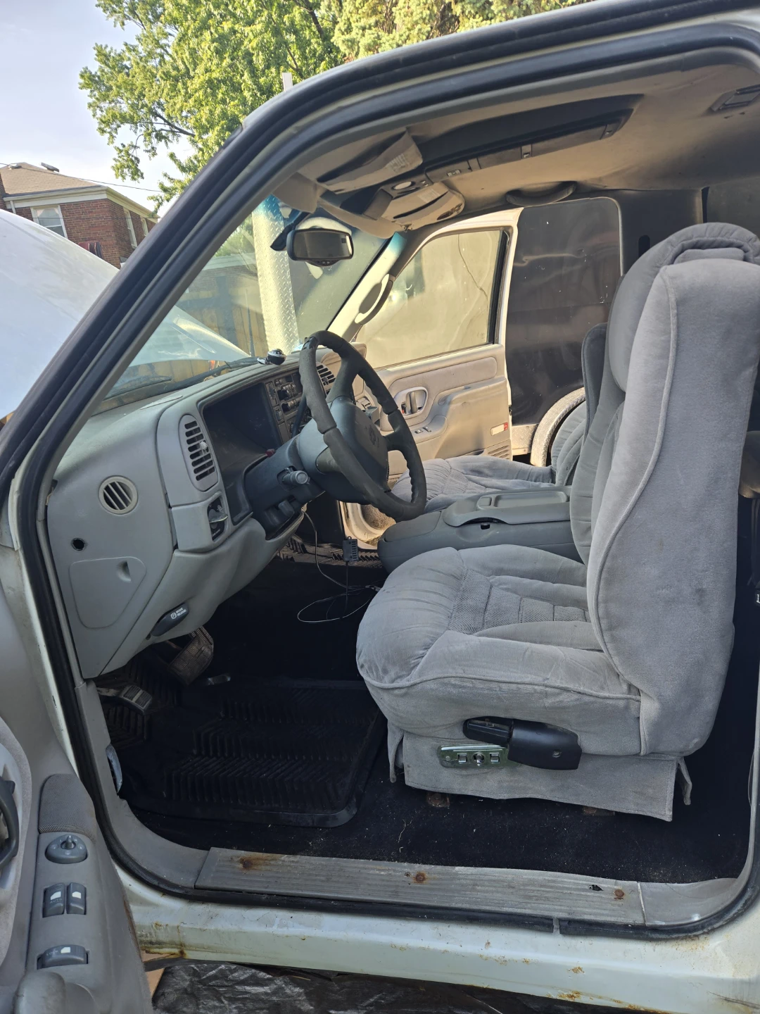 White Chevrolet Tahoe - photo 4