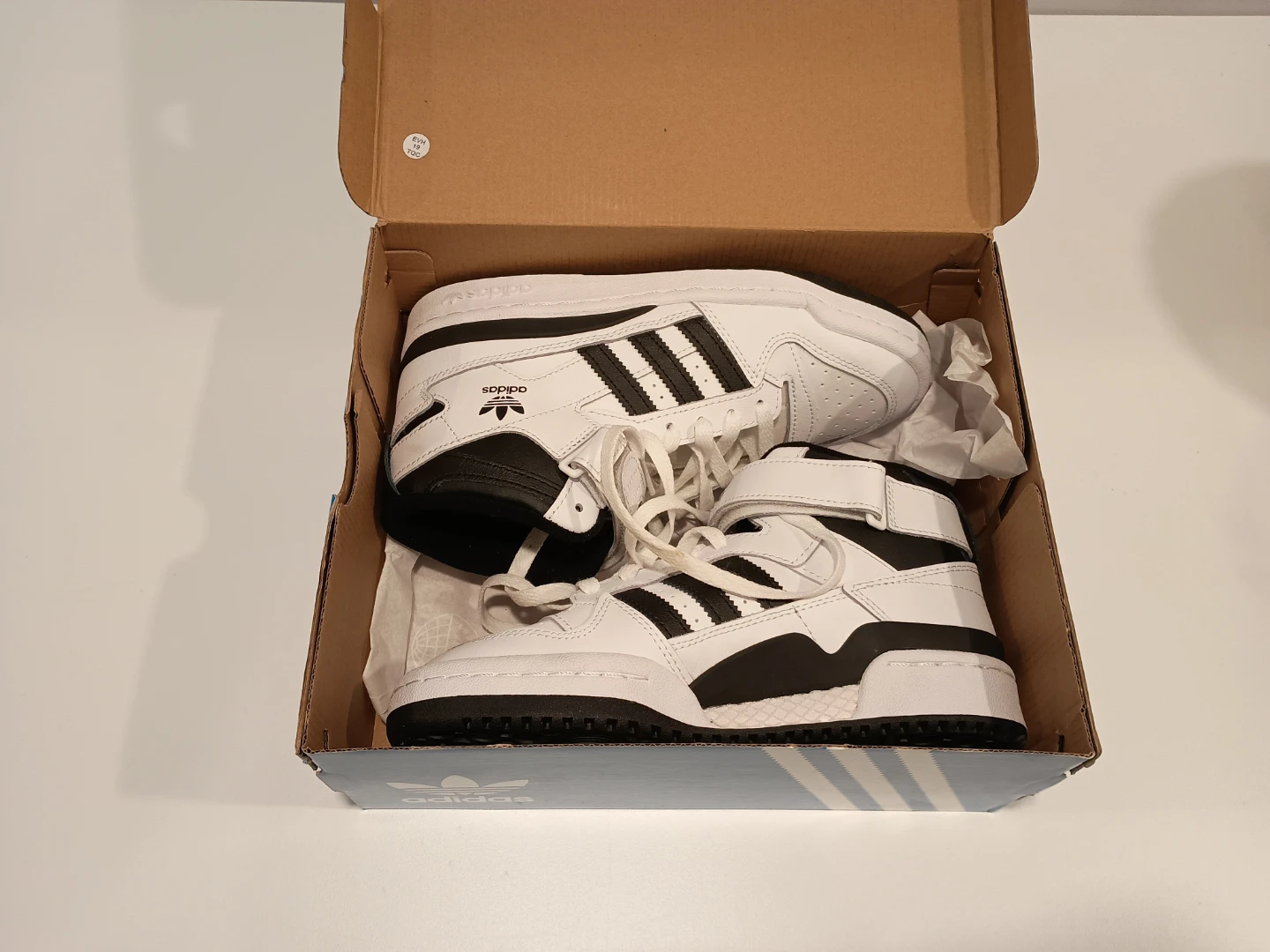 Souliers Adidas Forum Mid grandeur 5 noir et blanc