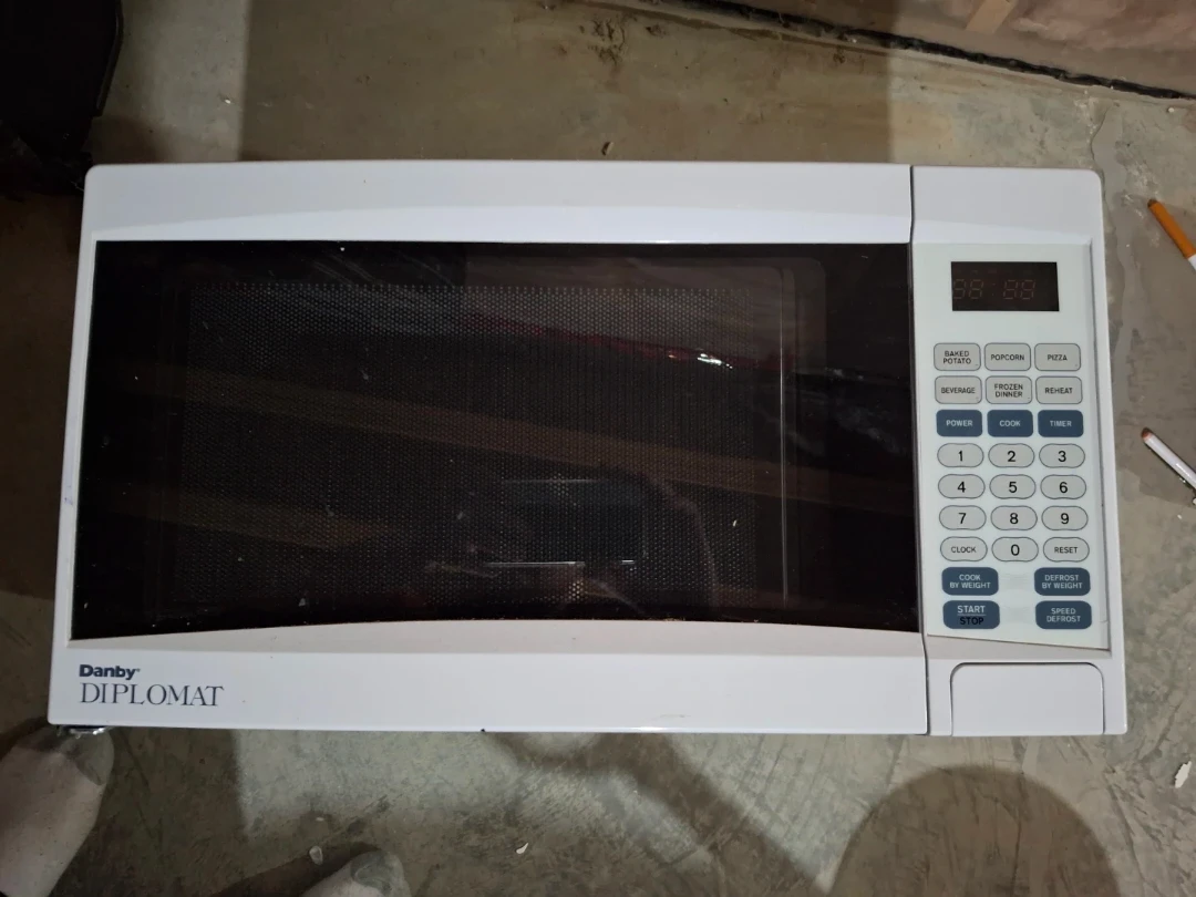 Danby Diplomat White Microwave