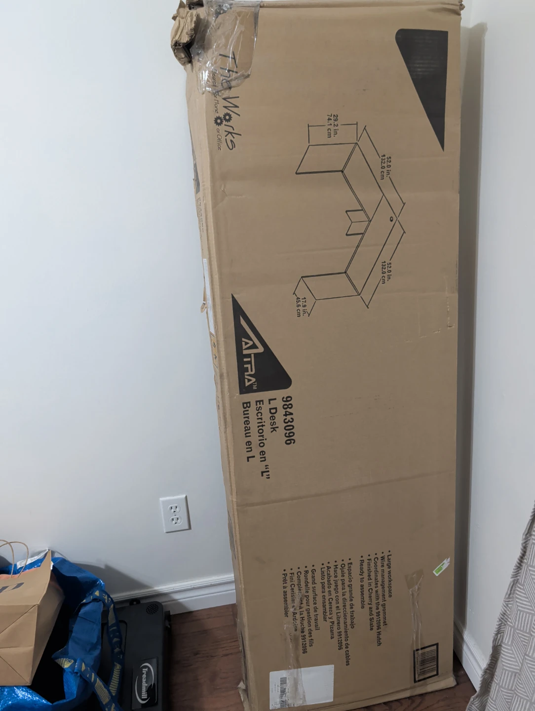Desk/computer table
