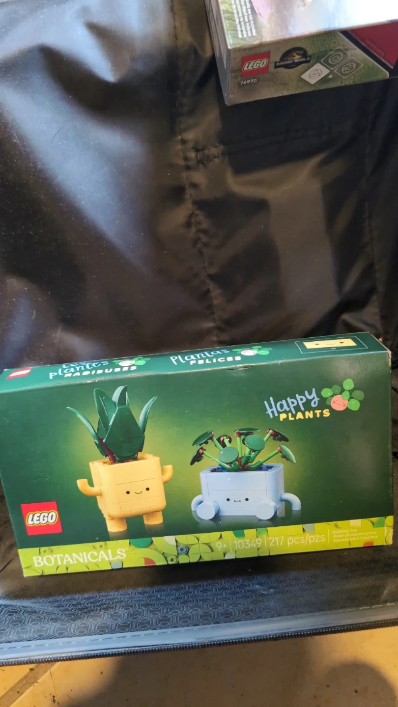 LEGO Jurassic World Baby Dinosaur & LEGO Botanicals Happy Plants - photo 2