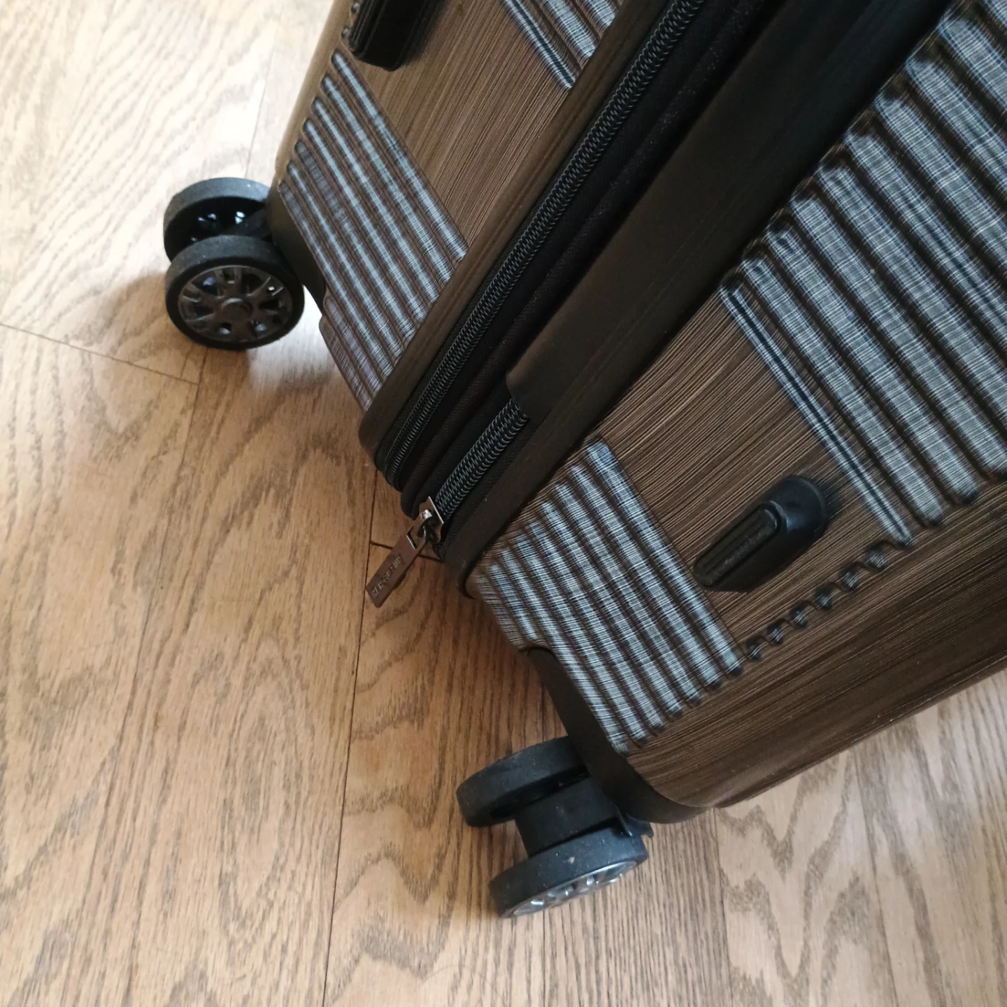 SWISSTECH Hardside Spinner Luggage - photo 4