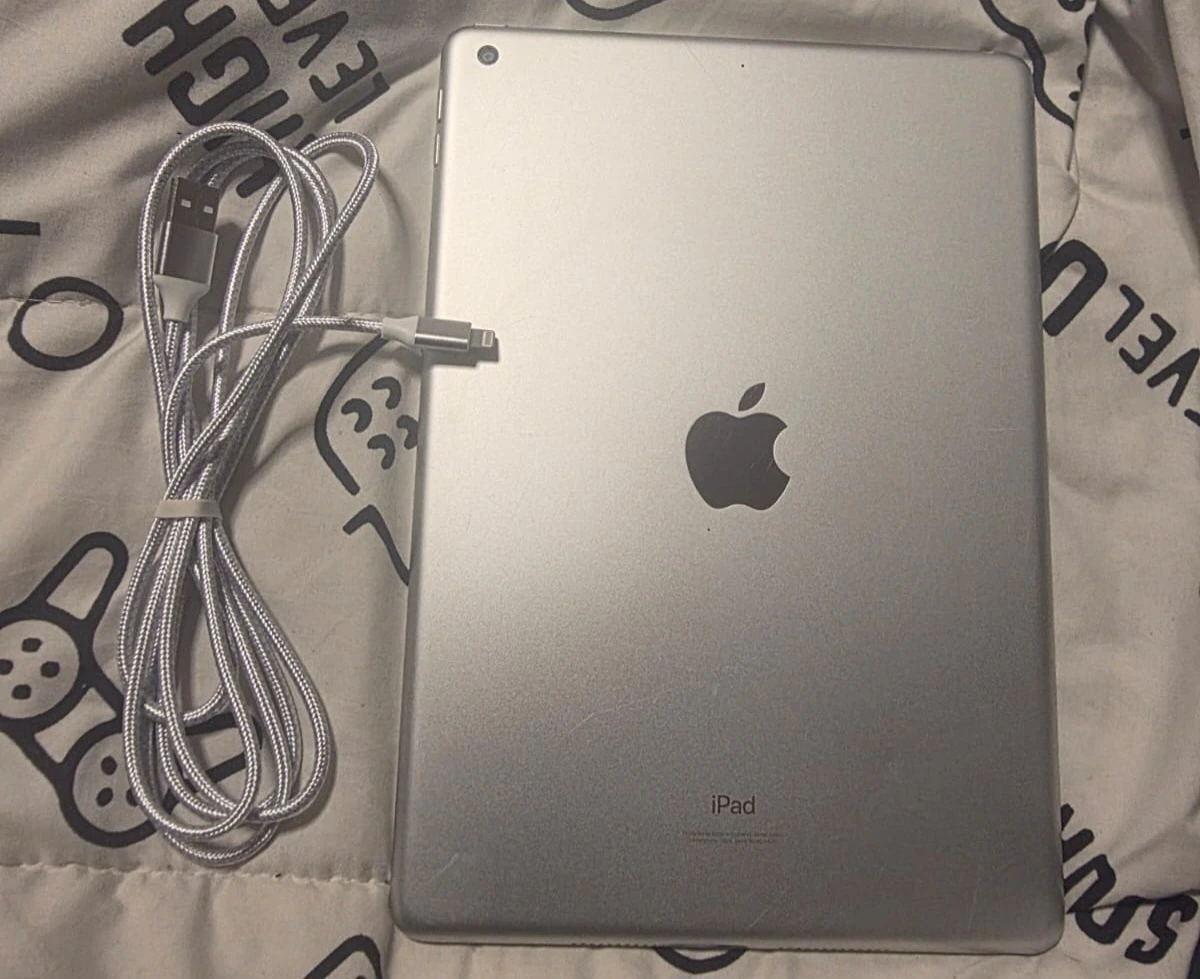 Apple iPad 7th Generation - 32GB 98% battety - photo 2