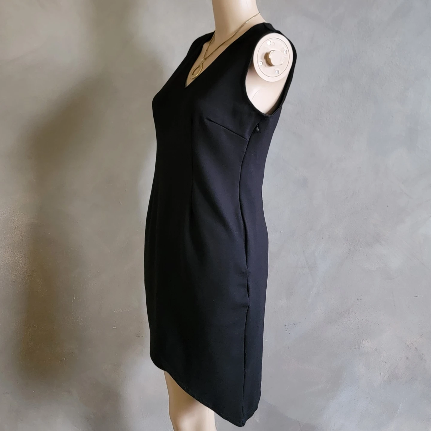 Black Sleeveless V-Neck Sheath Dress - photo 3