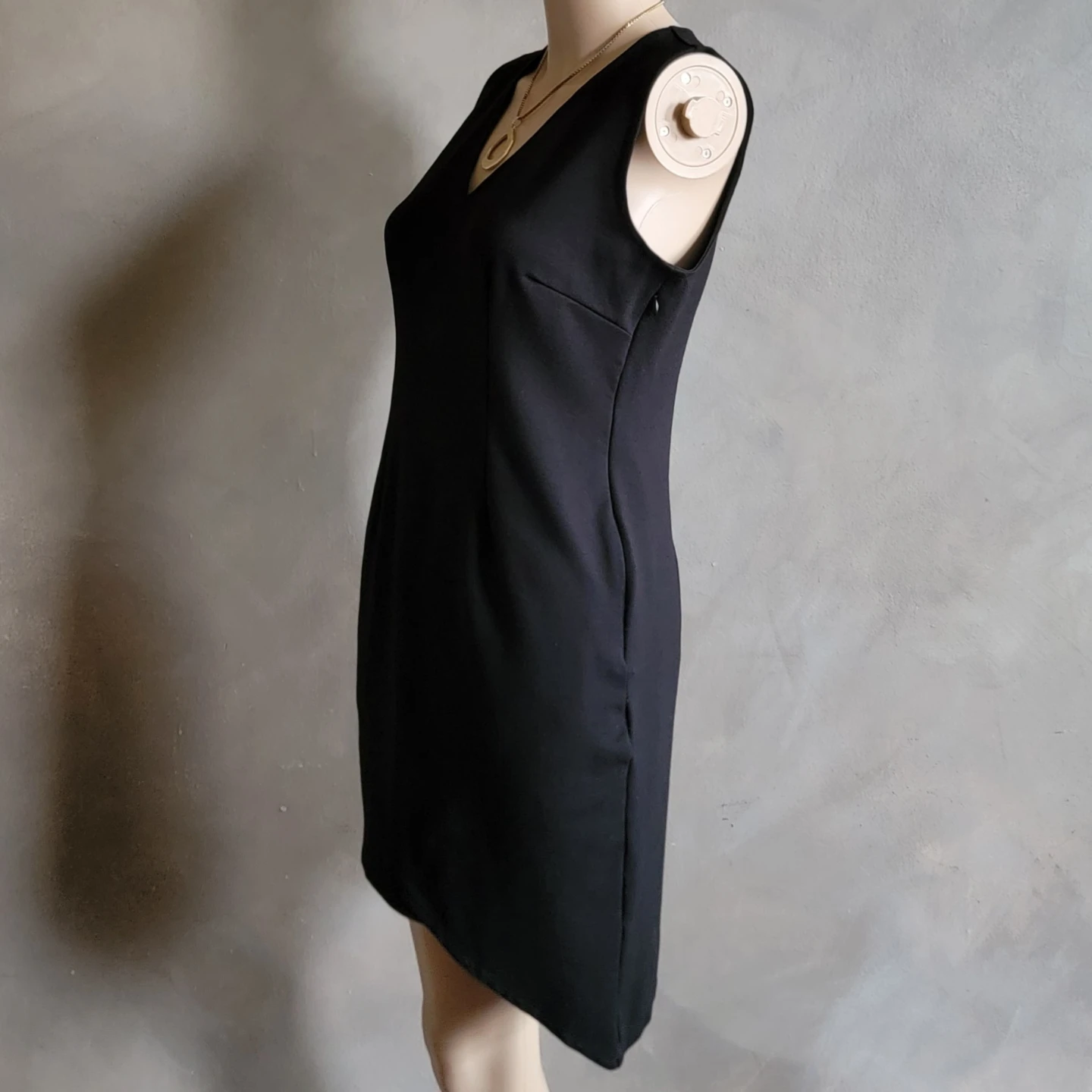 Black Sleeveless V-Neck Sheath Dress - photo 4