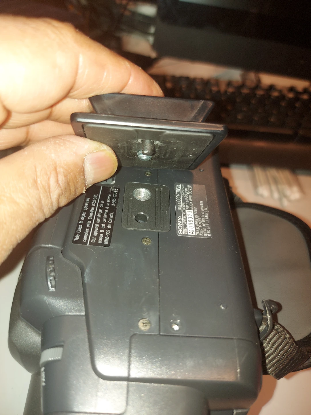 Sony Handycam DCR-TRV10 Digital Camcorder with Bag - photo 2