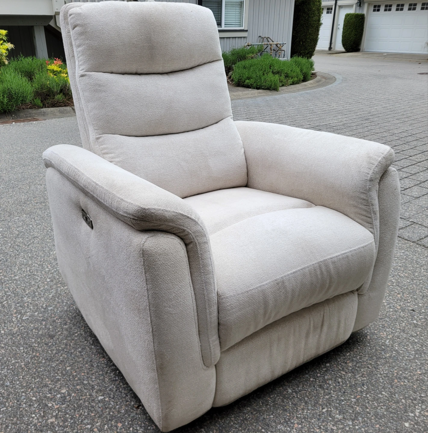 Beautiful Cream Fabric and Leather Sofa Chairs. - photo 2