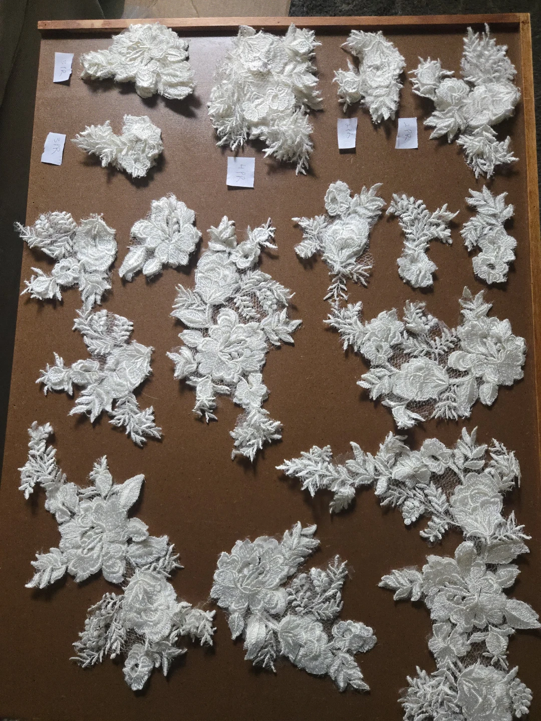 White Lace Floral Appliques  25  Pairs
