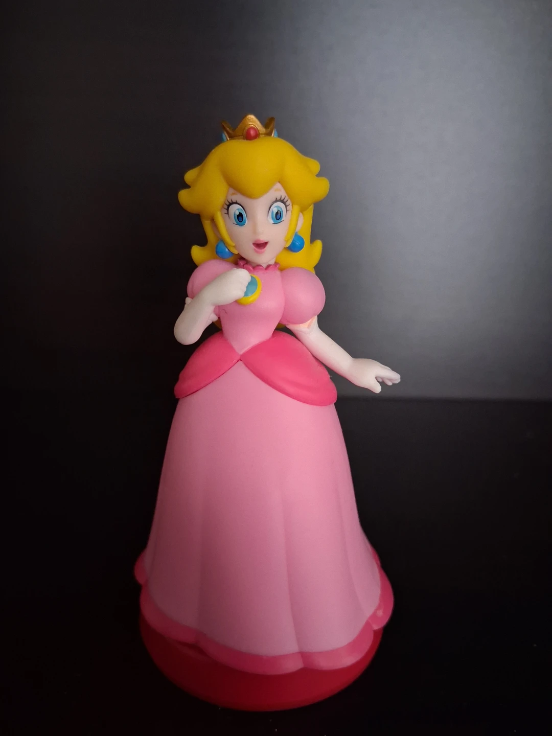 Princess peach amiibo