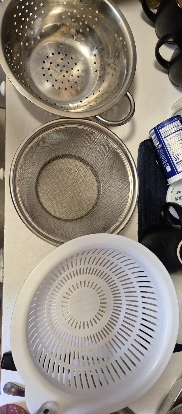 Set of 3 Colanders - Metal and Plastic