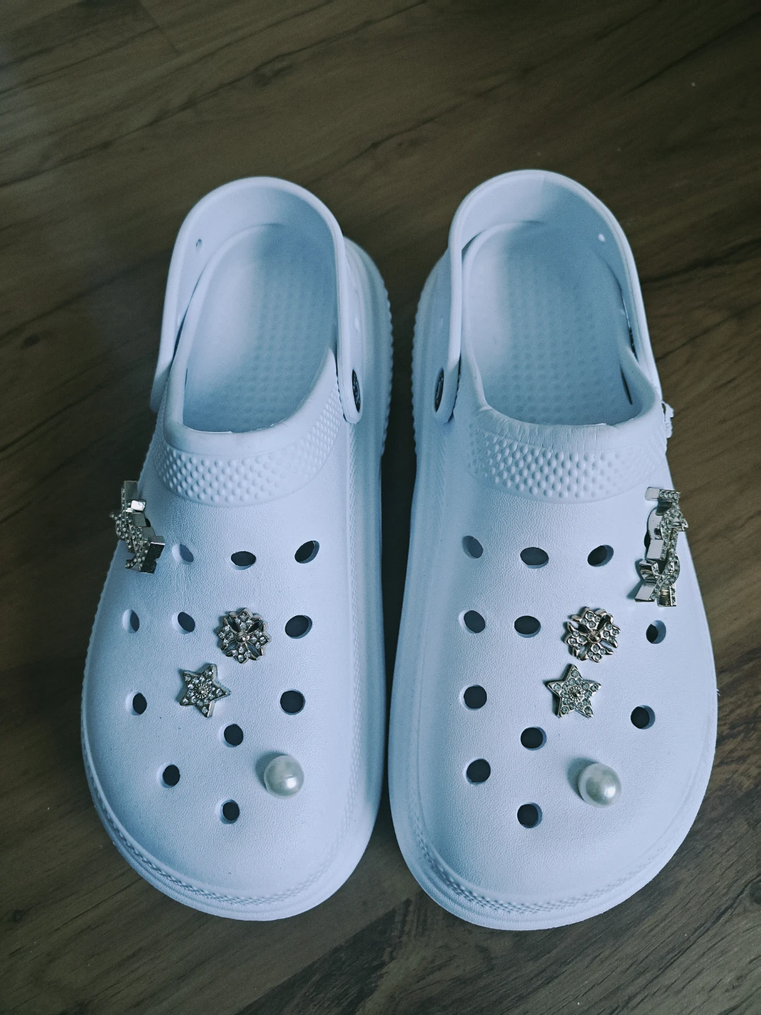 $15 BRAND NEW White Crocs/Clog with Charms - Size 39 - photo 3