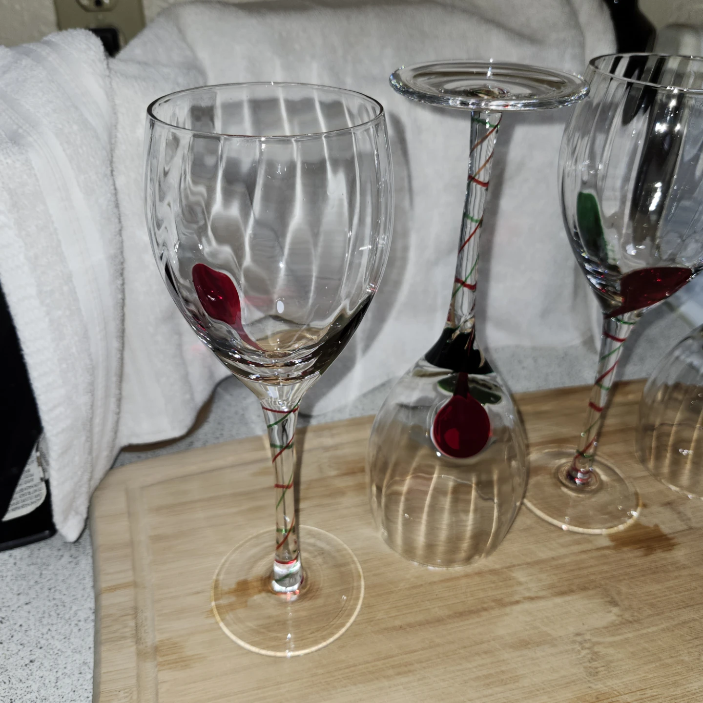 Set of 4 Glasses with Red and Green Accents