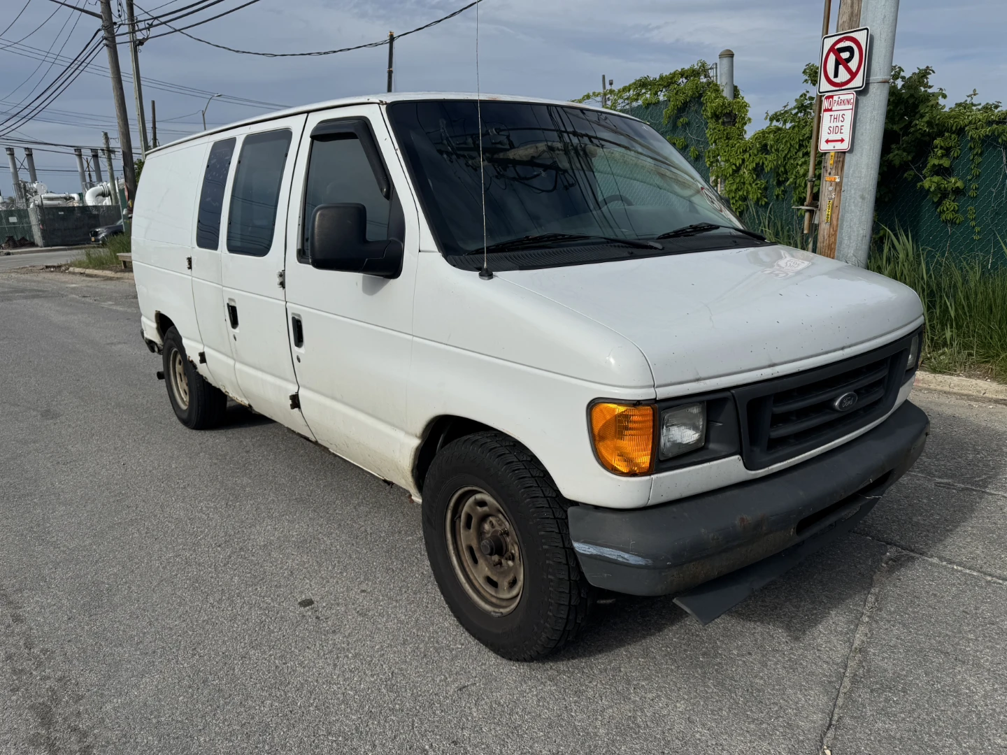 2004 White Ford E-150 Van - photo 2