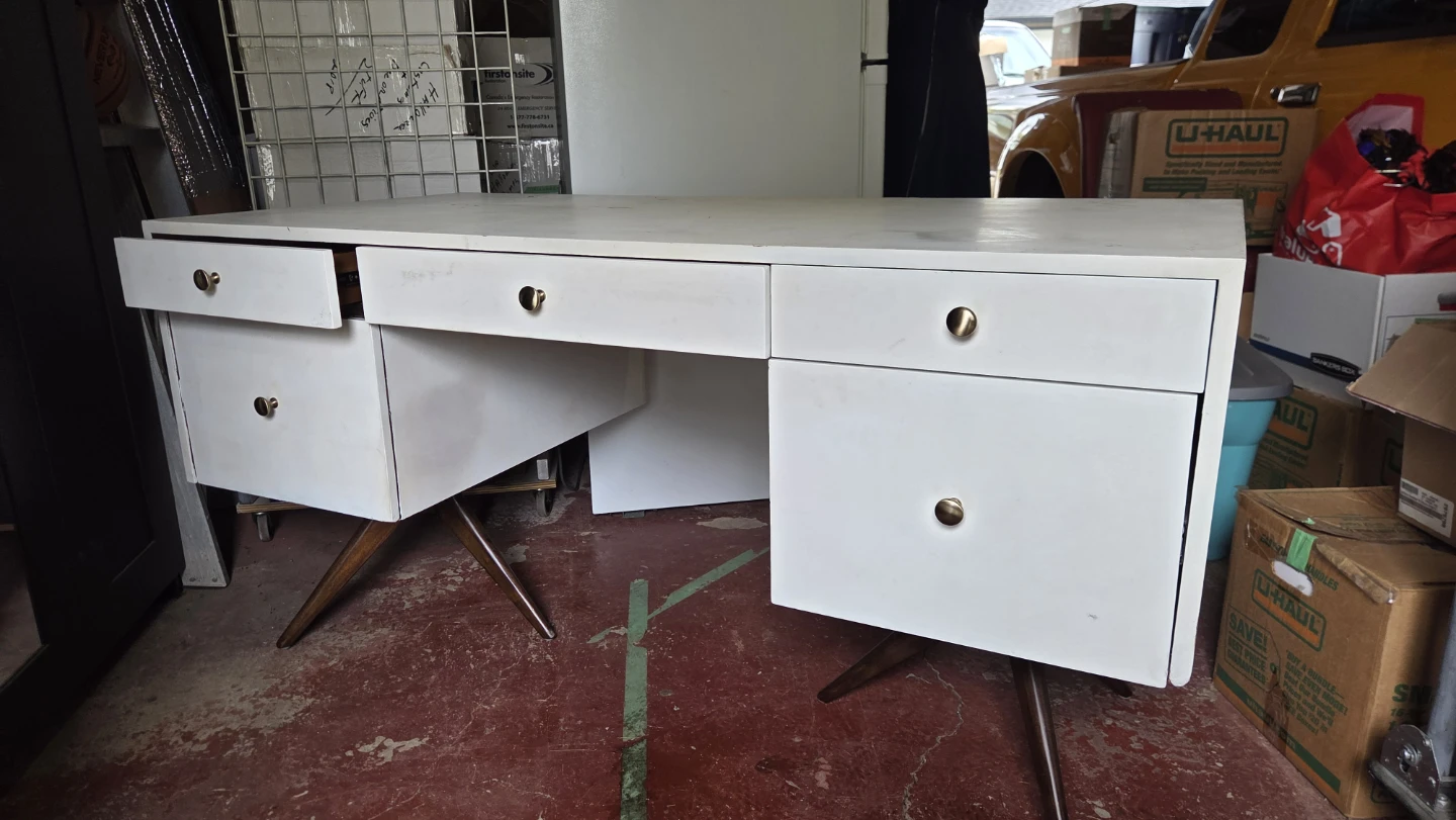 Hekman White Mid-Century Modern Desk with Drawers