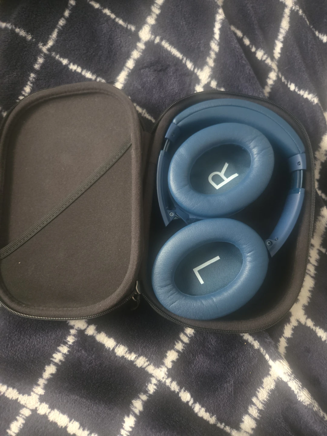 Bose Headphones with Case - photo 2