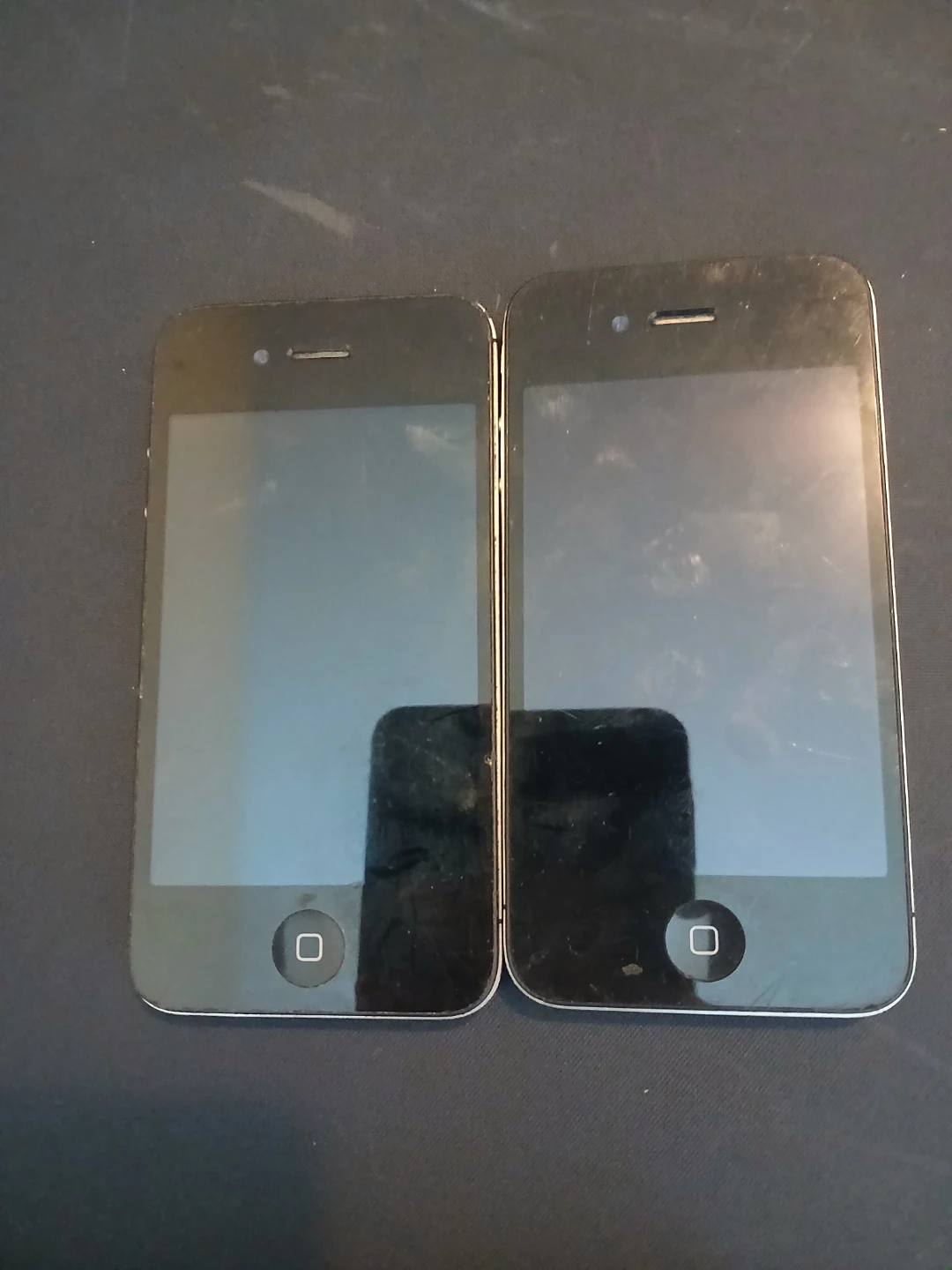 2 x iPhone 4 8GB Black Smartphones - Includes charger cable