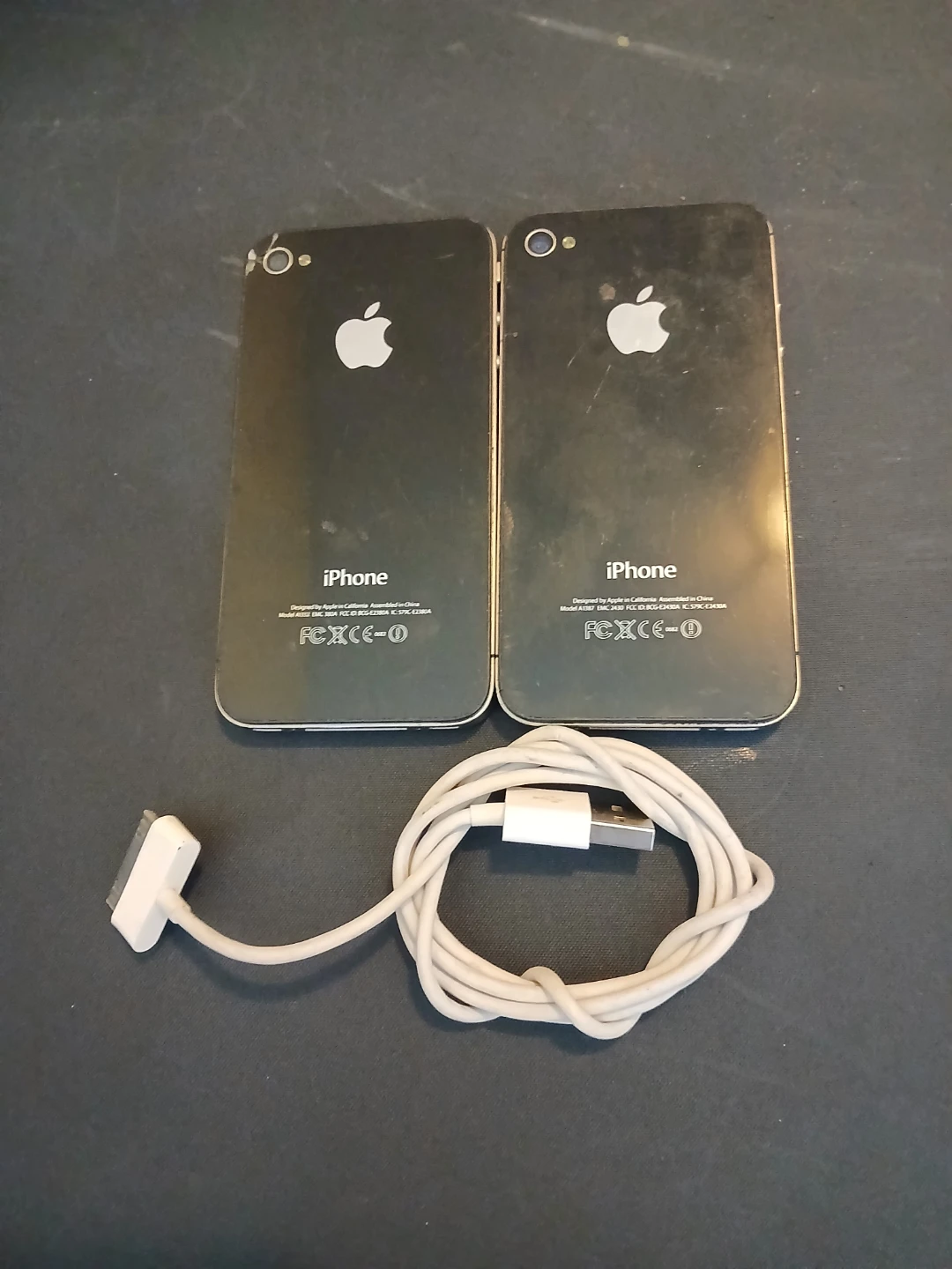 2 x iPhone 4 8GB Black Smartphones - Includes charger cable - photo 2