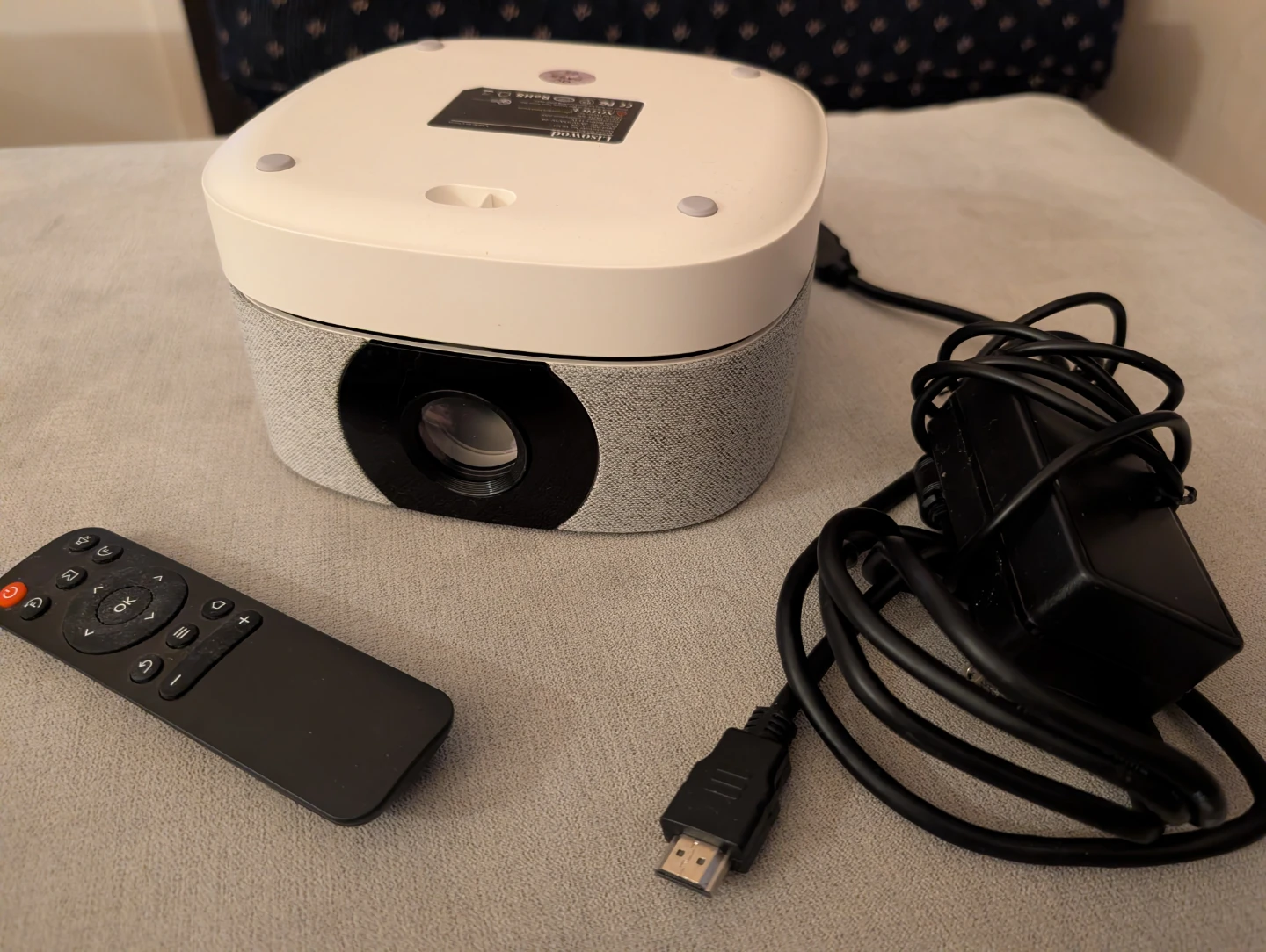 BRAND NEW ~ Lisowod YG361 Mini Projector with Remote