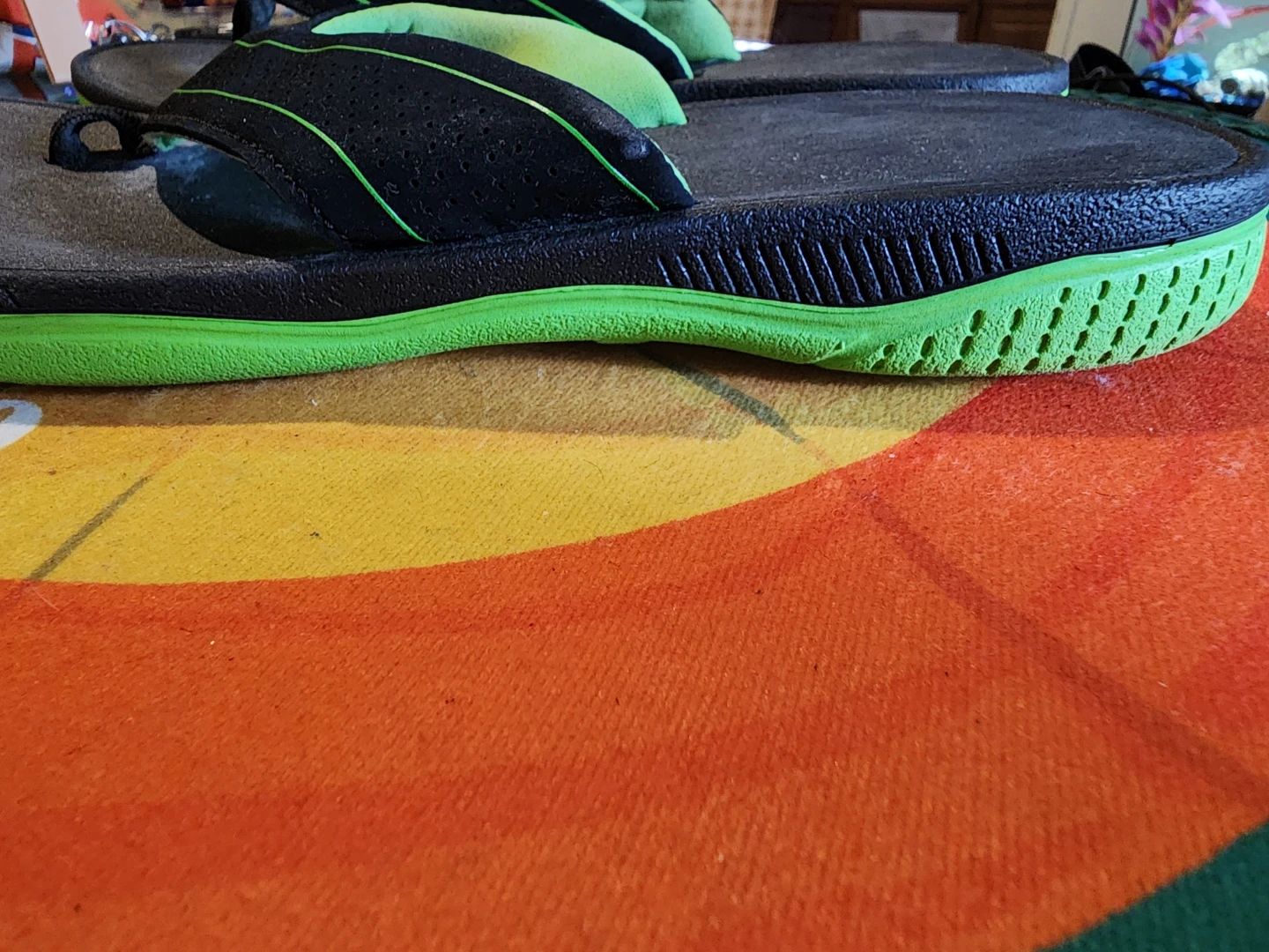 Men's Black & Green Flip Flops Size S - photo 3