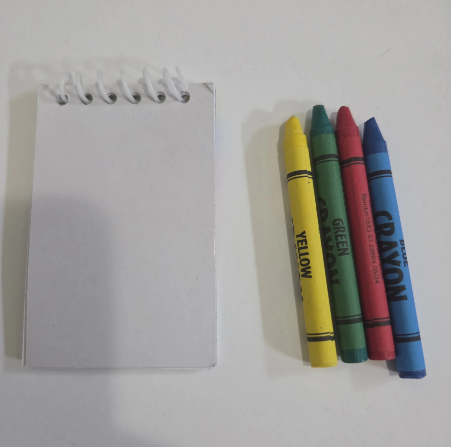 Mini notepad and 4 crayons #freecycle - photo 2