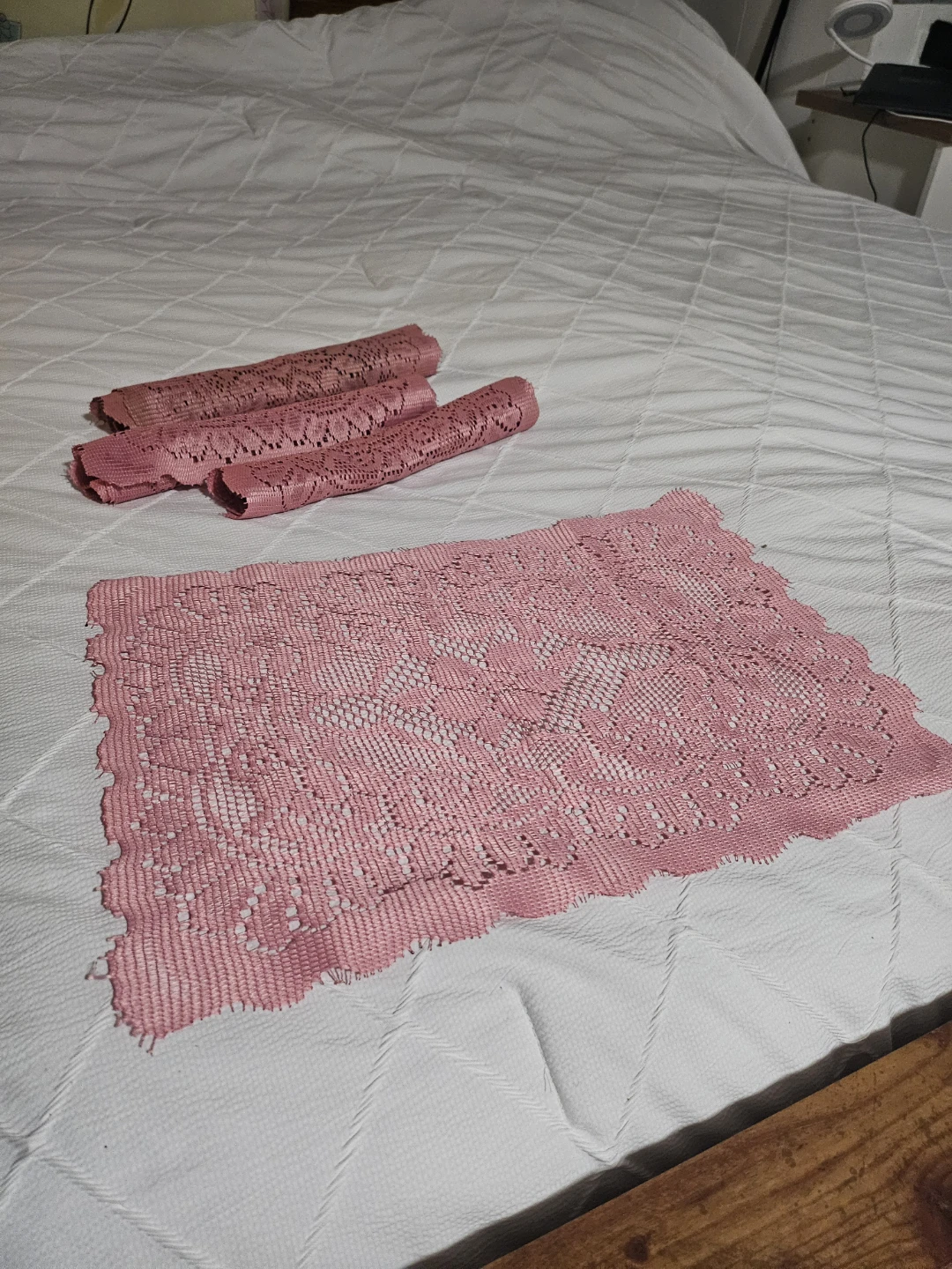 Vintage-Style Dusty Rose Lace Placemat Set (4 Pieces)