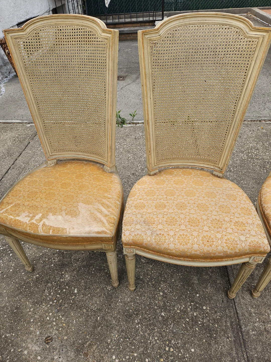 4 vintage cane back chairs - photo 3