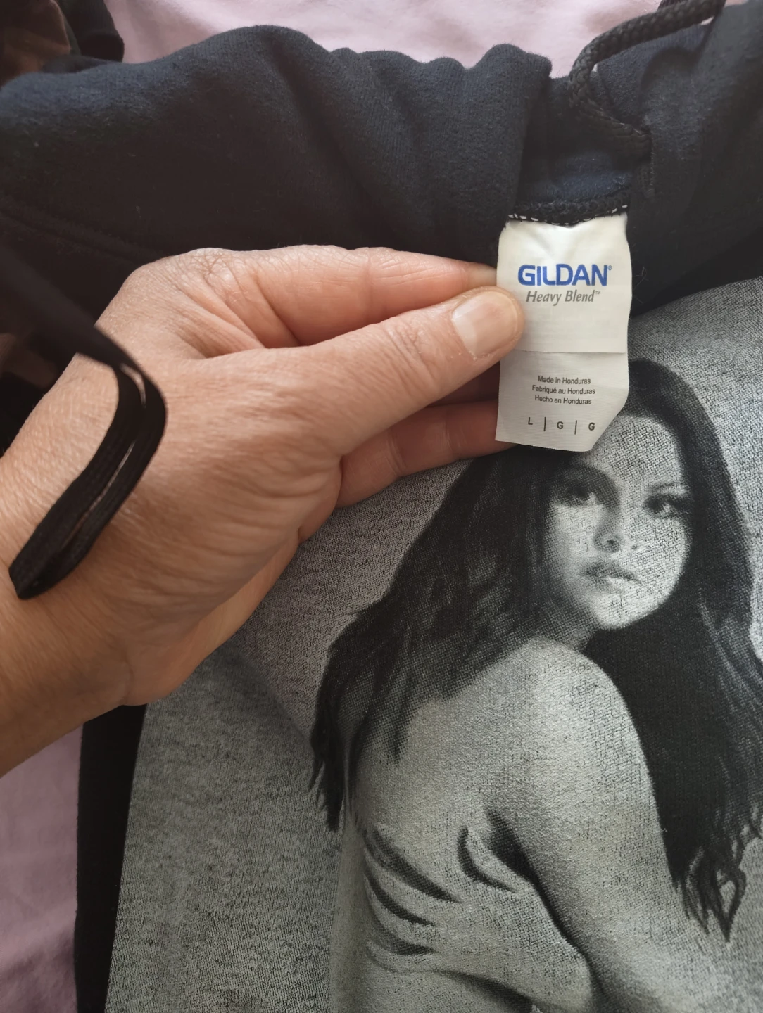Gildan Heavy Blend Hoodie with Selena Gomez Graphic - photo 2