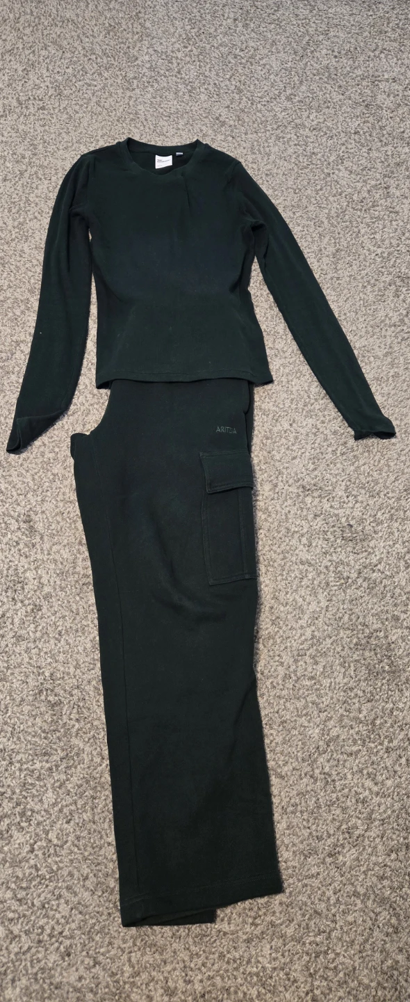 Aritizia cargo sweats and tee