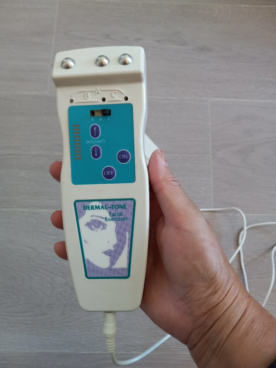 DERMAL-TONE Facial Exerciser -- battery and plug in