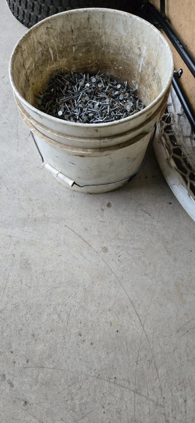 Paulin 1-1/4-inch Roofing Nails Bucket - photo 2