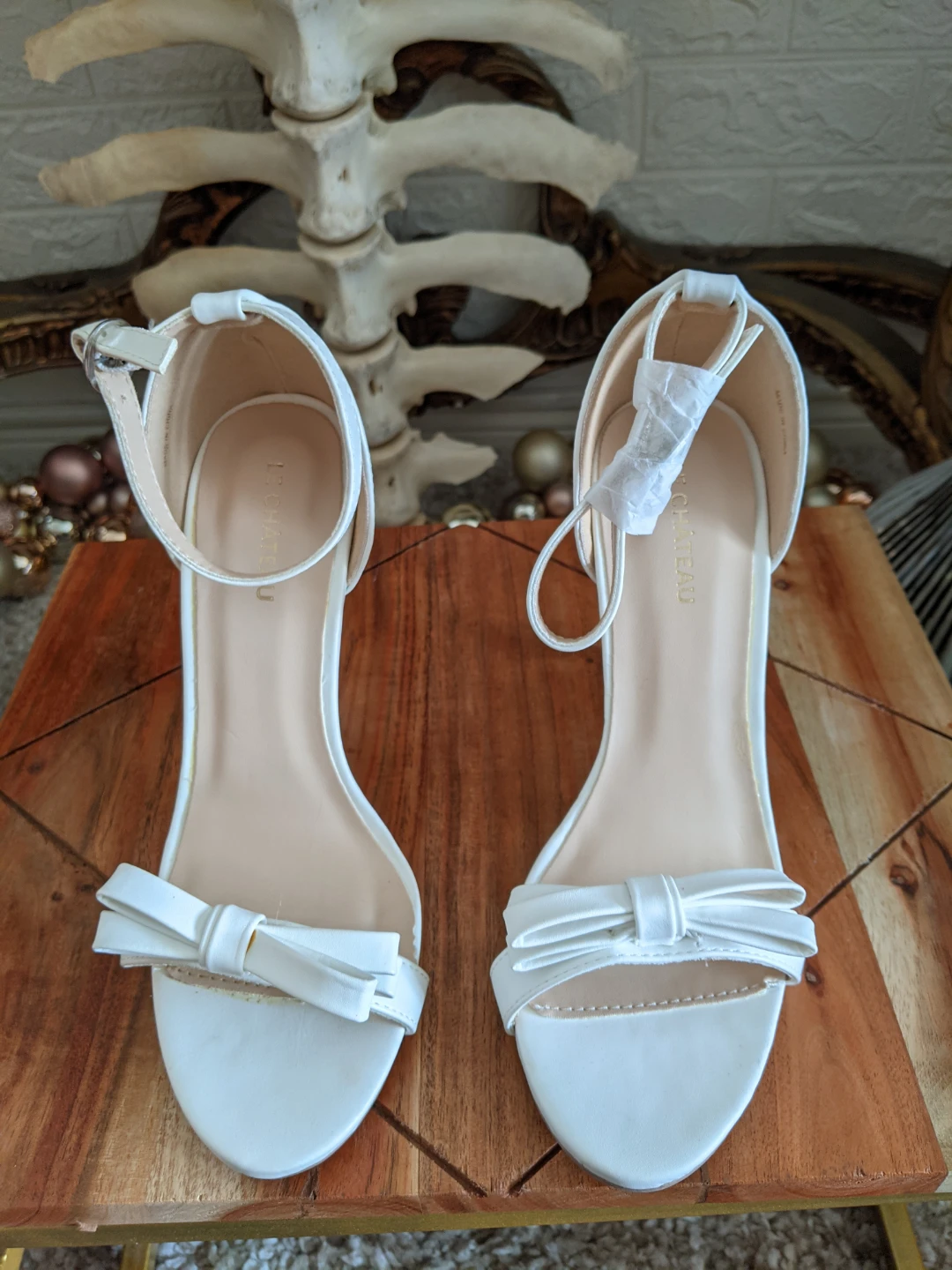 Le Château White Bow Heeled Sandals size 7 - photo 2
