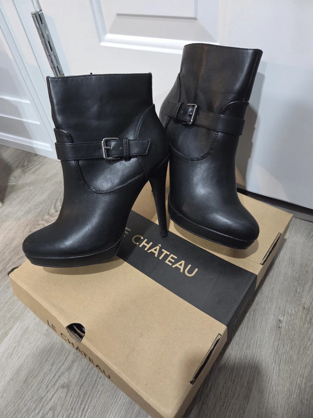 LE CHÂTEAU Black Faux Leather Ankle Boots with Buckle Detail - photo 5