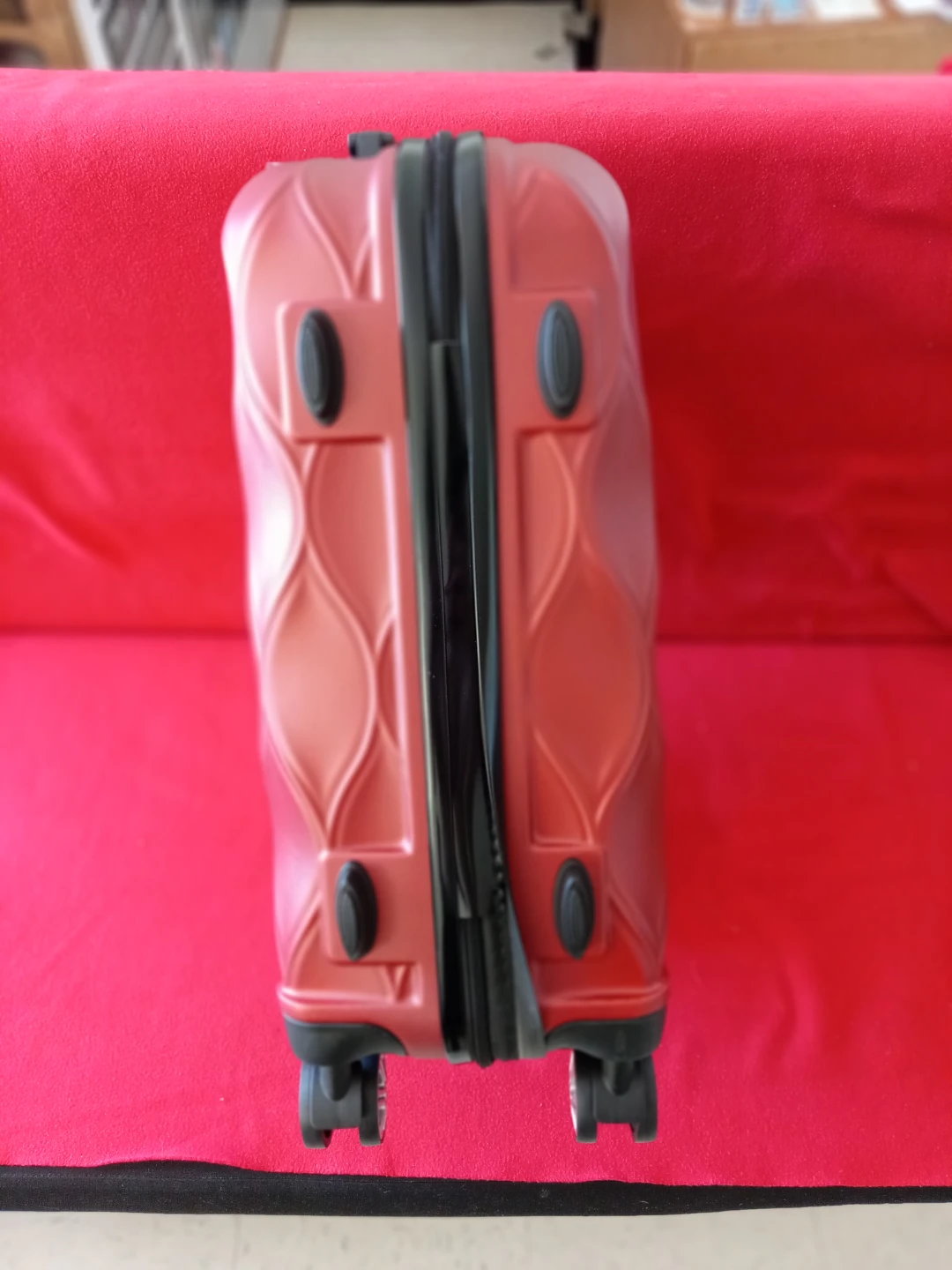 Red Hardshell Spinner Suitcase - photo 3
