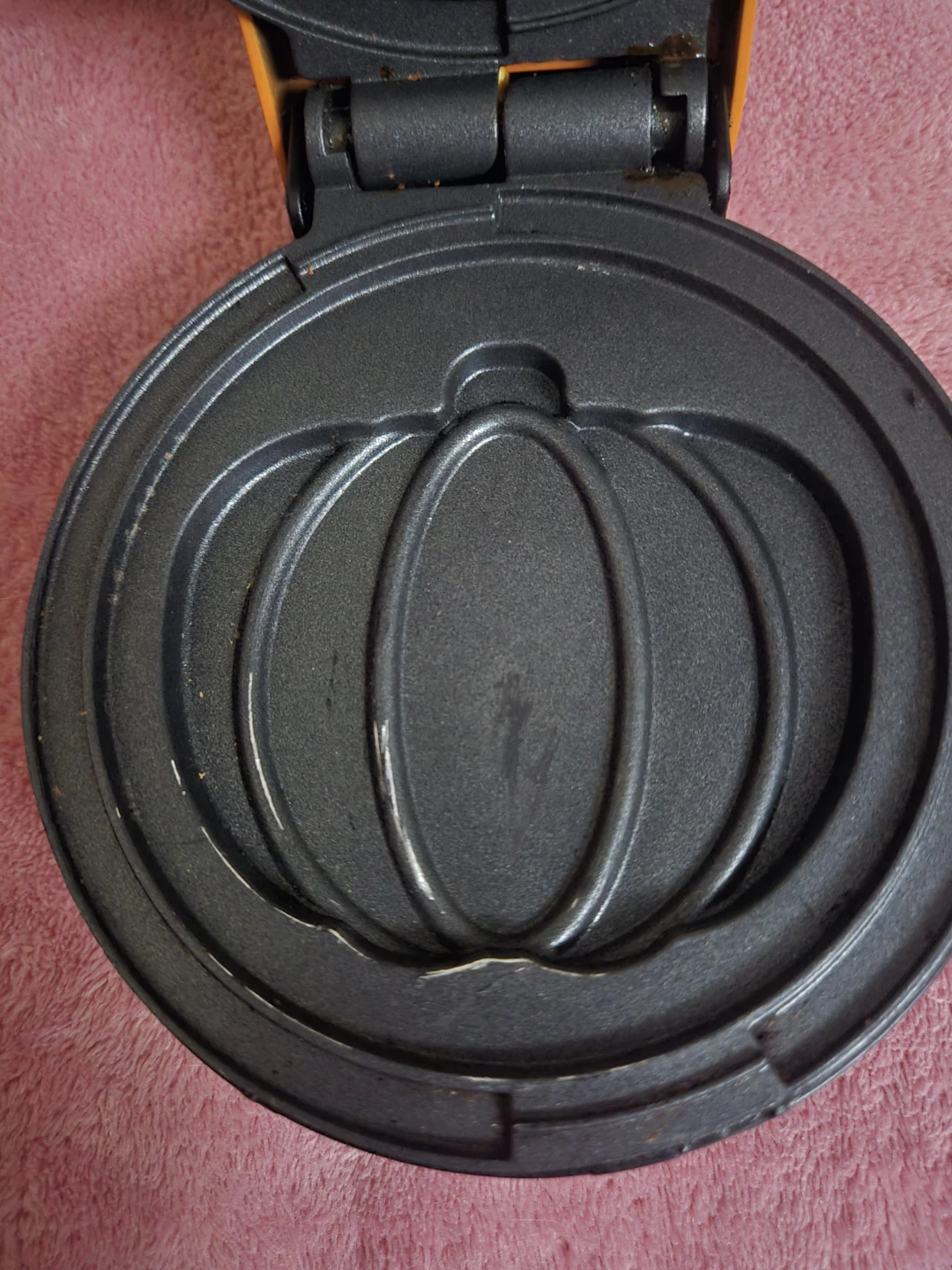 Dash Pumpkin Mini Waffle Maker - photo 2