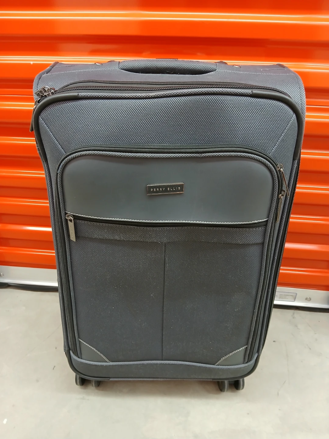 Perry Ellis Rolling Suitcase 27" high - photo 2