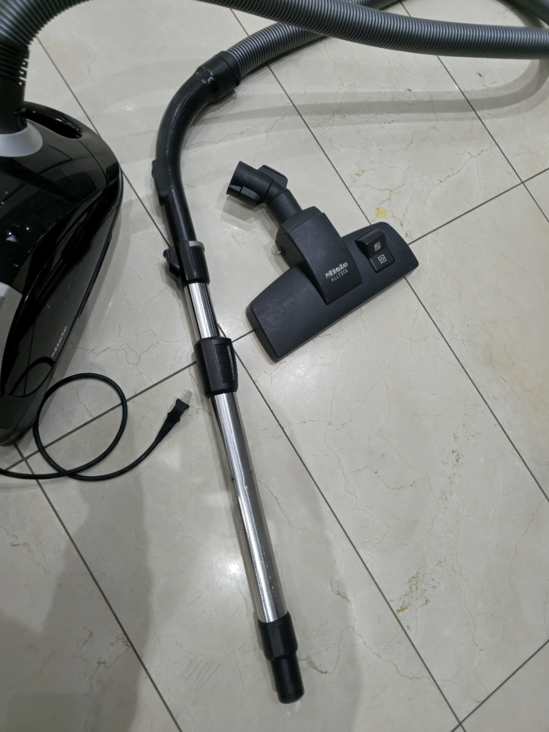 Miele Compact C1 PowerLine Vacuum Cleaner - photo 4