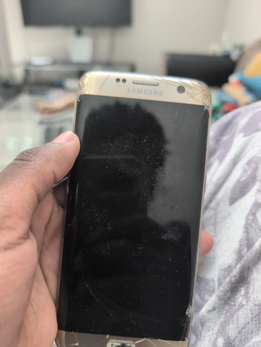 Samsung Galaxy S7 Edge Gold - Cracked Screen