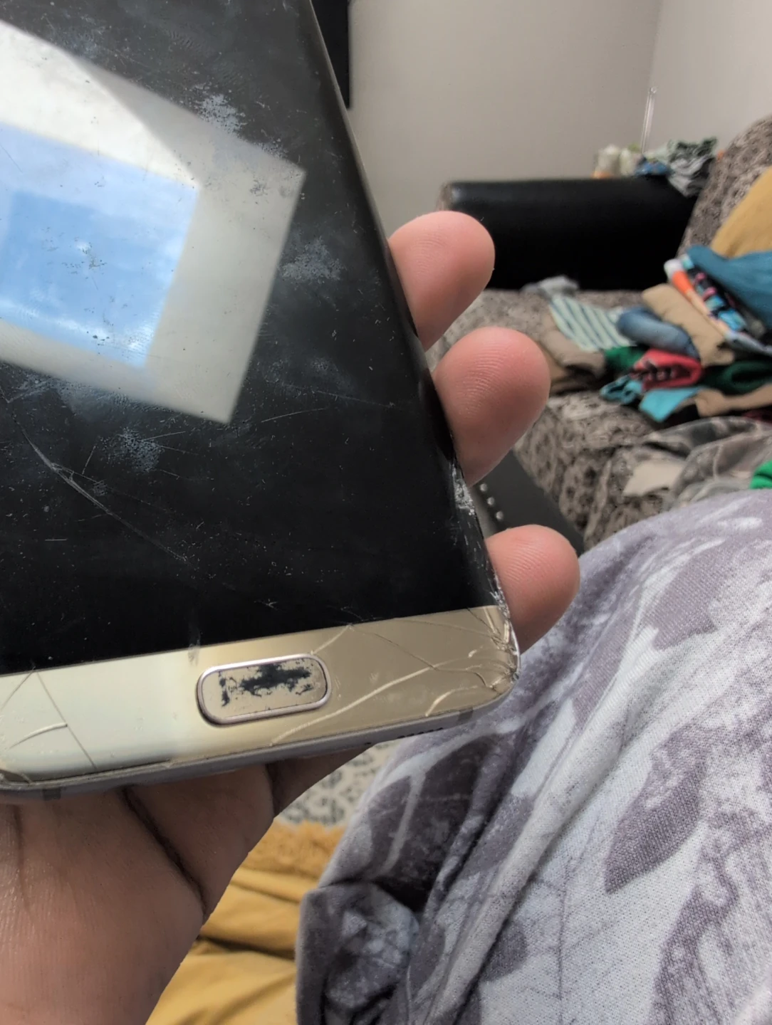 Samsung Galaxy S7 Edge Gold - Cracked Screen - photo 3