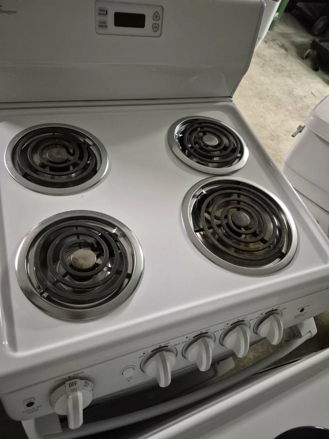 White Danby 4-Burner Electric Stove - photo 4