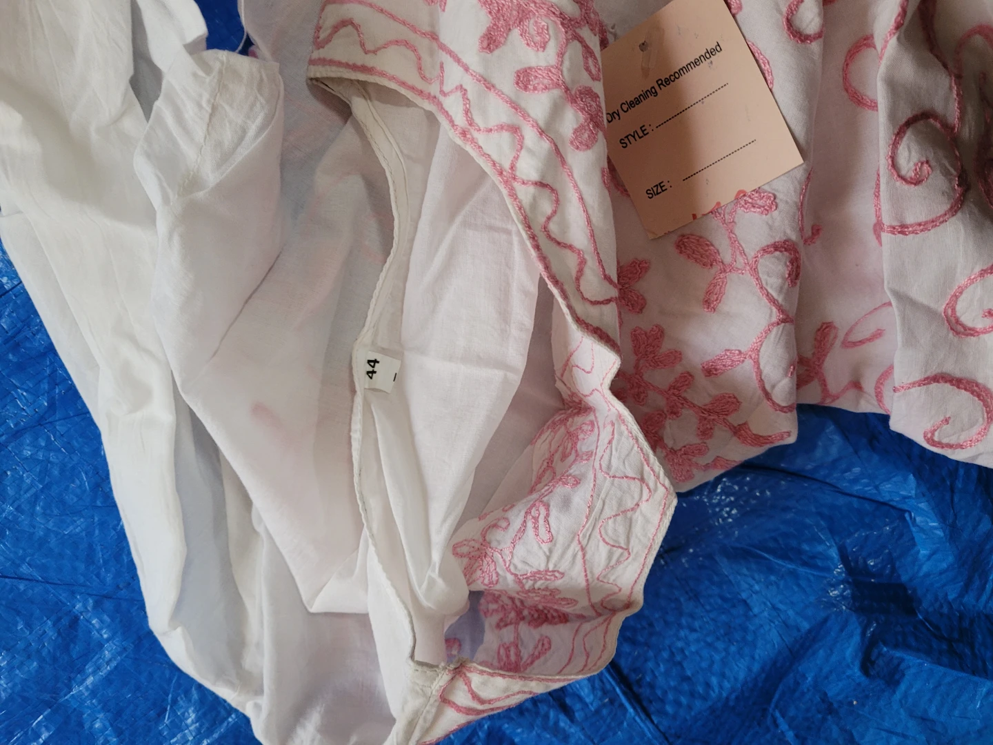 White embroidered kurti with pink floral detail - photo 4