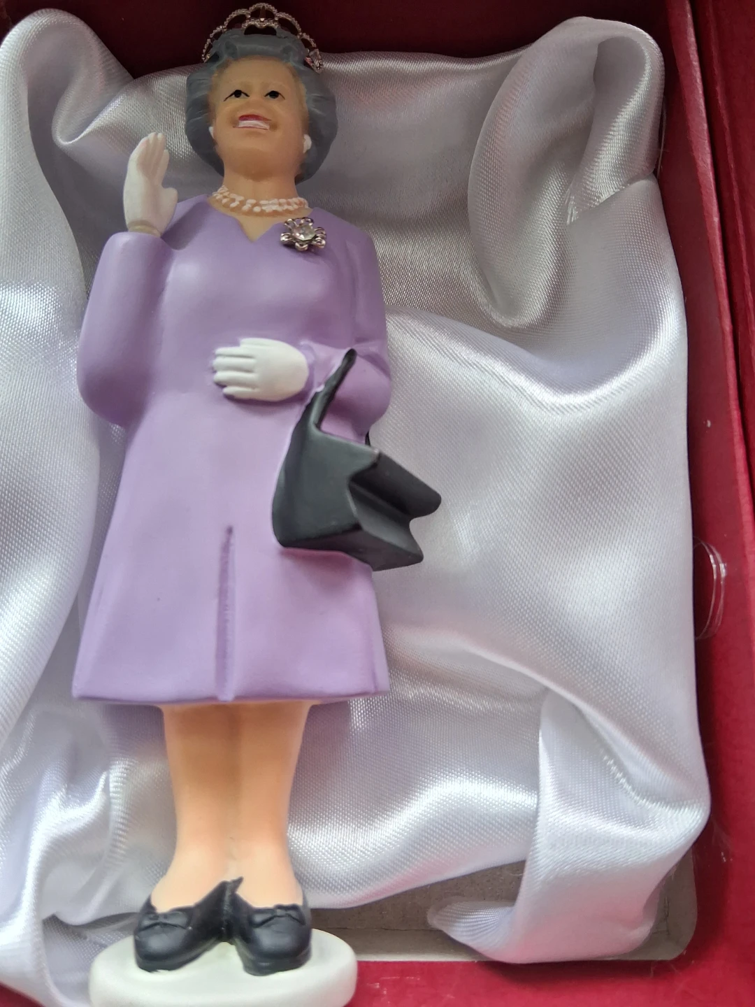 Queen Elizabeth II Figurine - photo 4