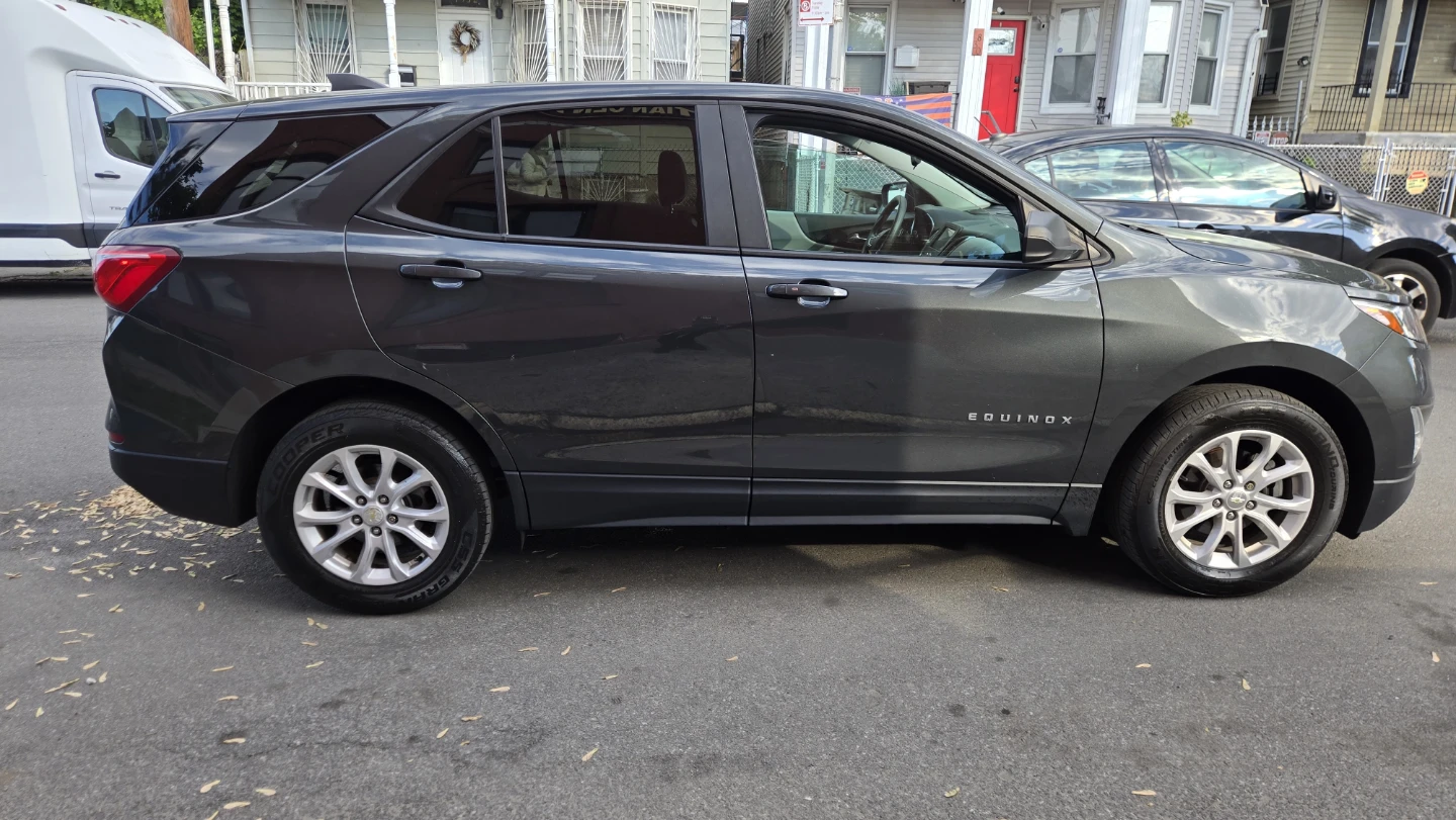 2020 Chevrolet Equinox LS 4D - photo 2