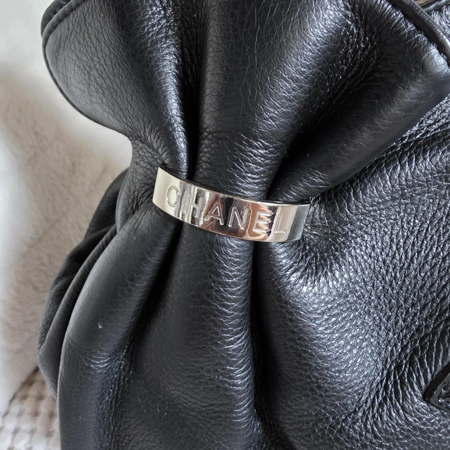 CHANEL Black Leather Handbag - photo 2
