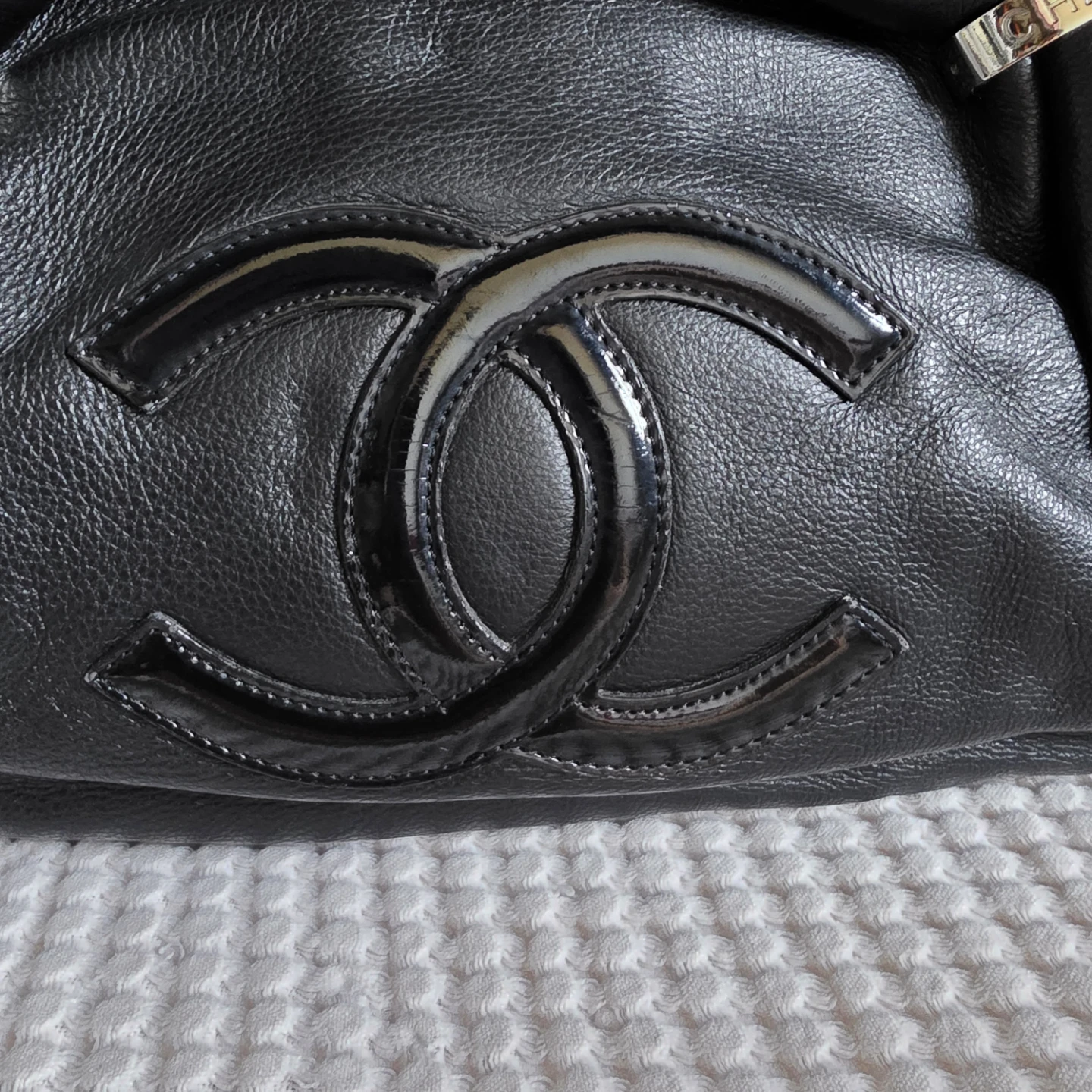 CHANEL Black Leather Handbag - photo 3