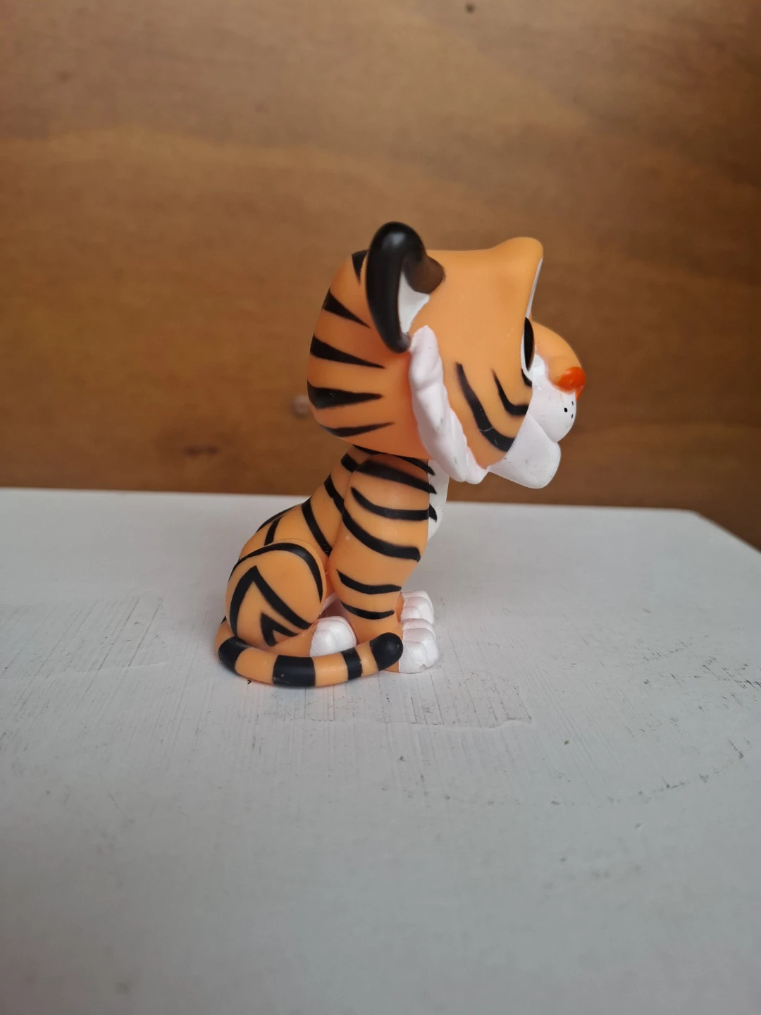Figurine de tigre aux rayures noires et oranges - photo 2