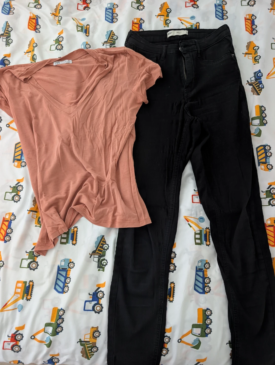 Zara Salmon V-Neck T-Shirt & Gina Tricot Black Jeans Size S