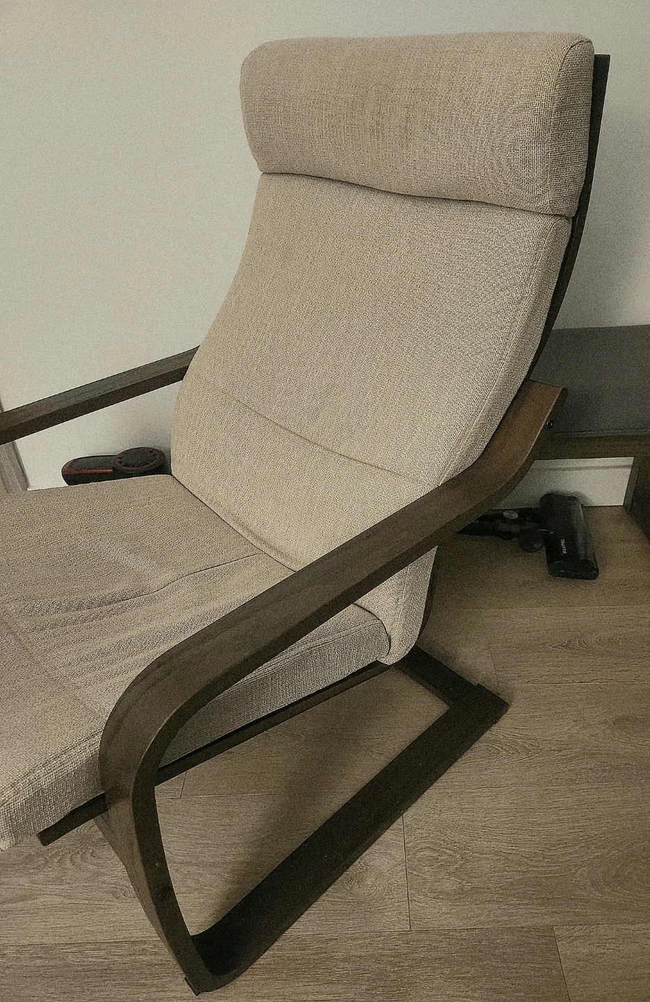 Comfortable fabric Ikea Poang lounge chair with wooden frame - photo 2