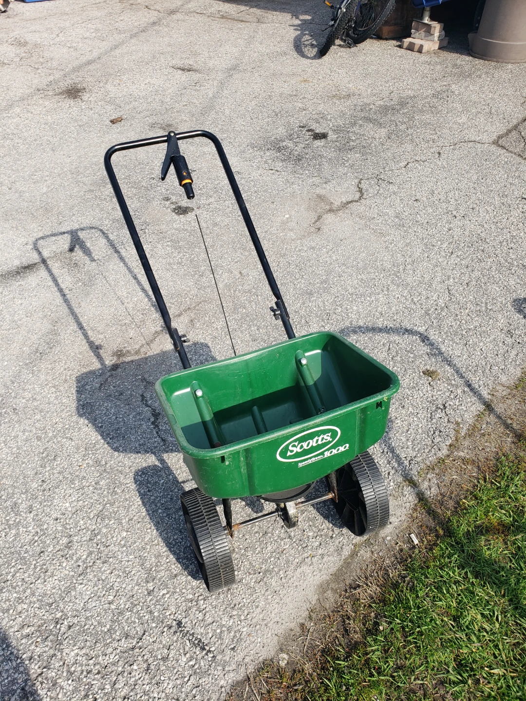 Scotts SpeedyGreen 1000 Broadcast Spreader
